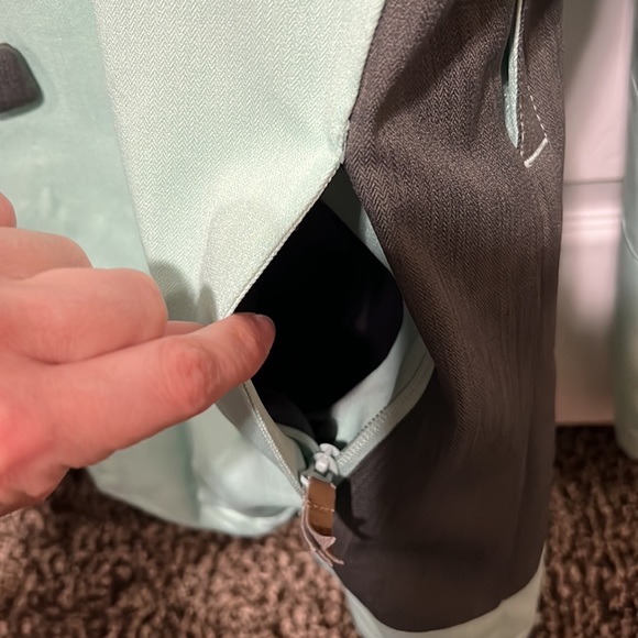 XS Mint green DC ski jacket. 10,000 MM Waterproof. Many pockets. Gently used. - Picture 11 of 17